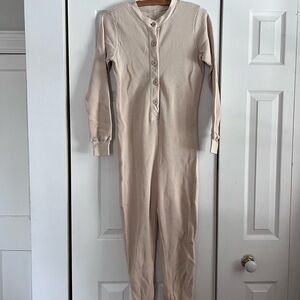 3/$250🪴— Fin & Vince Cream 100% Organic Cotton Waffle Onesie Adult size M